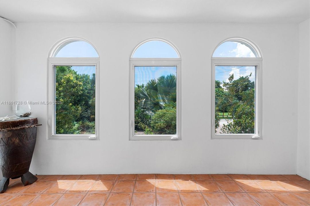 Под контрактом: $1,479,000 (3 спален, 2 ванн, 2197 Квадратных фут)