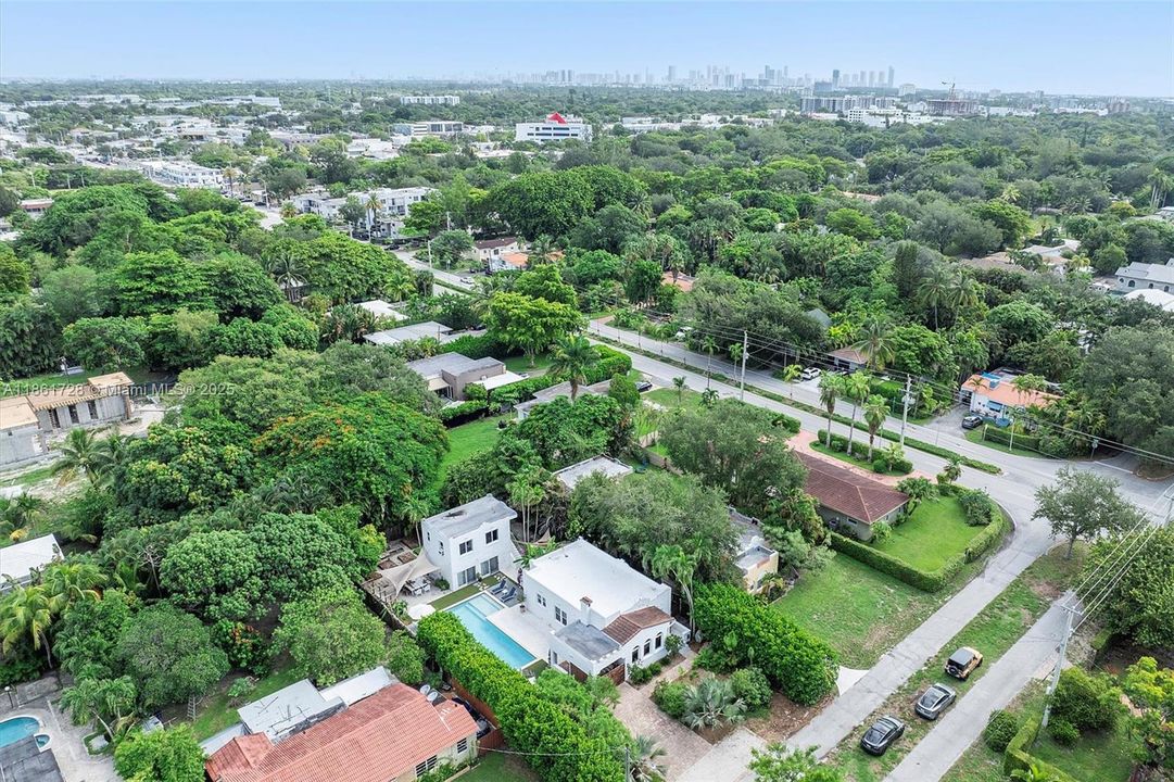 Под контрактом: $1,479,000 (3 спален, 2 ванн, 2197 Квадратных фут)