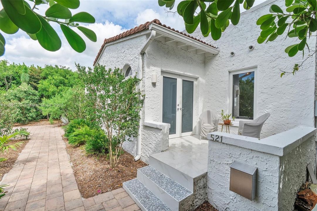 Под контрактом: $1,479,000 (3 спален, 2 ванн, 2197 Квадратных фут)