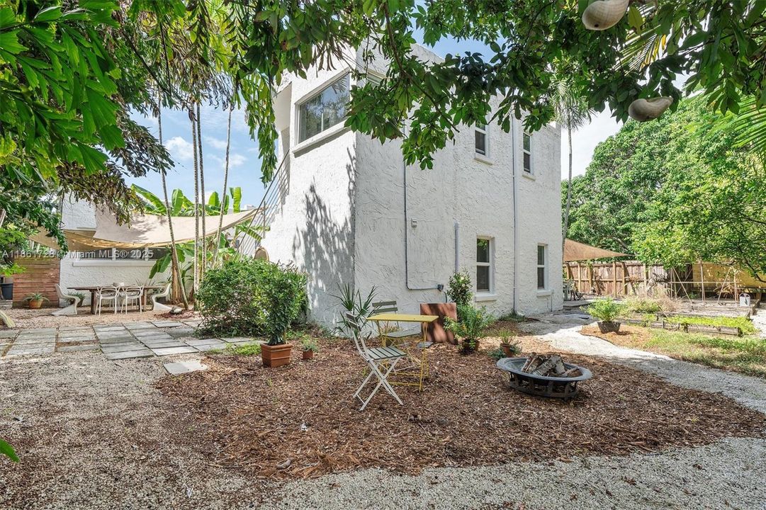 Под контрактом: $1,479,000 (3 спален, 2 ванн, 2197 Квадратных фут)