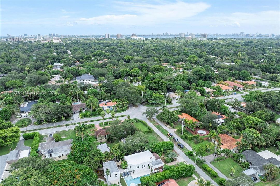 Под контрактом: $1,479,000 (3 спален, 2 ванн, 2197 Квадратных фут)