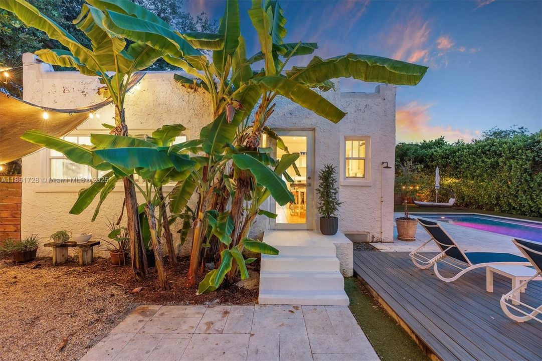 Под контрактом: $1,479,000 (3 спален, 2 ванн, 2197 Квадратных фут)