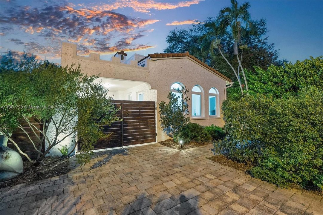 Под контрактом: $1,479,000 (3 спален, 2 ванн, 2197 Квадратных фут)