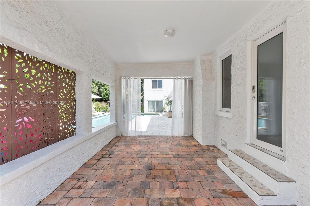 Под контрактом: $1,479,000 (3 спален, 2 ванн, 2197 Квадратных фут)