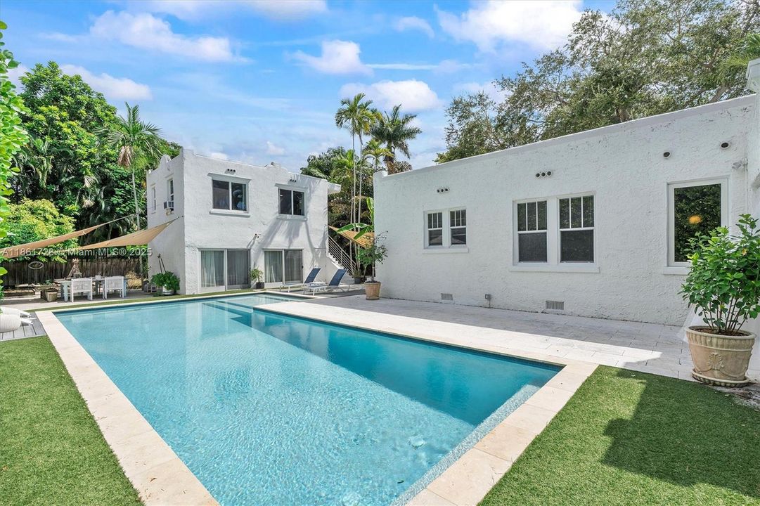 Под контрактом: $1,479,000 (3 спален, 2 ванн, 2197 Квадратных фут)