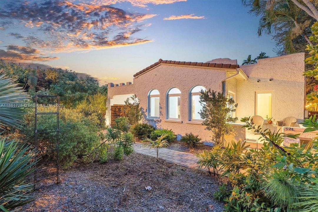 Под контрактом: $1,479,000 (3 спален, 2 ванн, 2197 Квадратных фут)