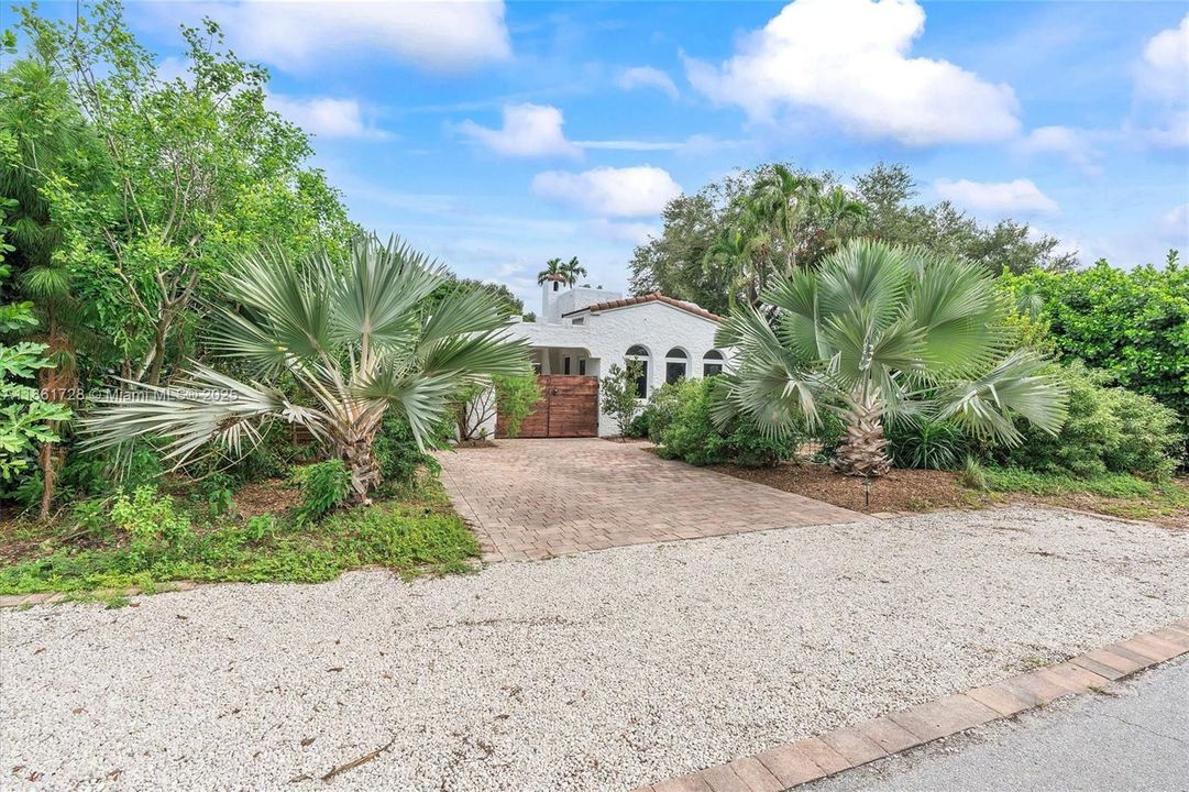 Под контрактом: $1,479,000 (3 спален, 2 ванн, 2197 Квадратных фут)