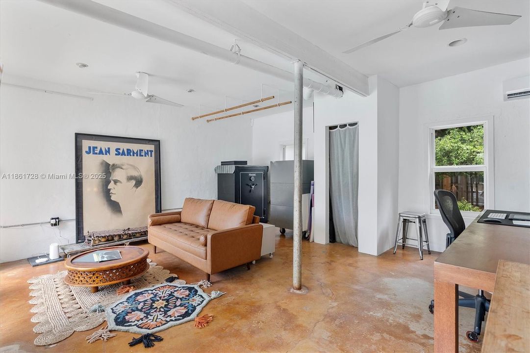 Под контрактом: $1,479,000 (3 спален, 2 ванн, 2197 Квадратных фут)