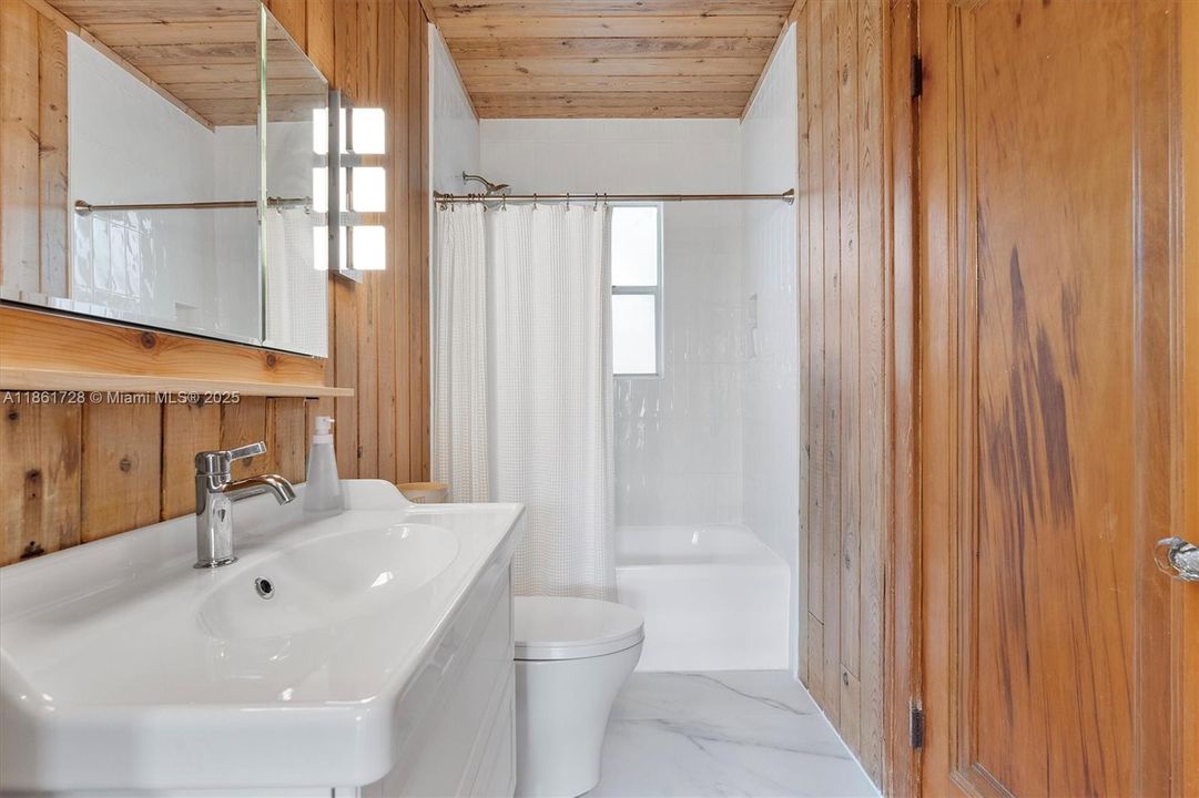 Под контрактом: $1,479,000 (3 спален, 2 ванн, 2197 Квадратных фут)