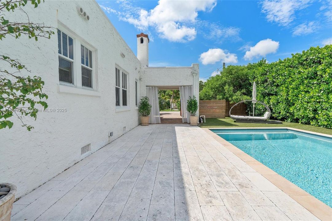 Под контрактом: $1,479,000 (3 спален, 2 ванн, 2197 Квадратных фут)