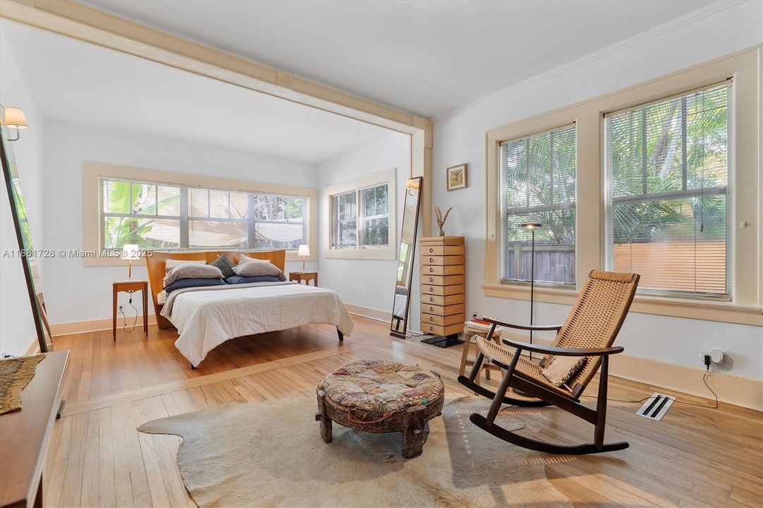 Под контрактом: $1,479,000 (3 спален, 2 ванн, 2197 Квадратных фут)