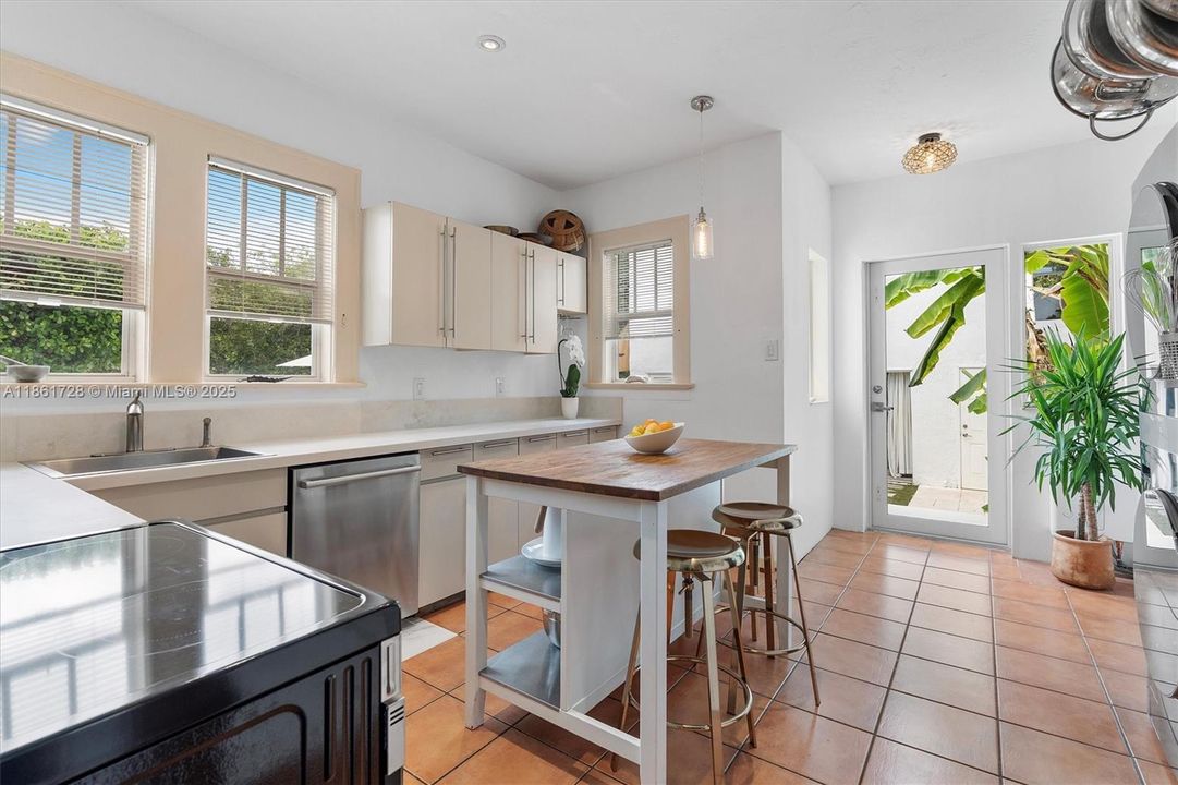 Под контрактом: $1,479,000 (3 спален, 2 ванн, 2197 Квадратных фут)