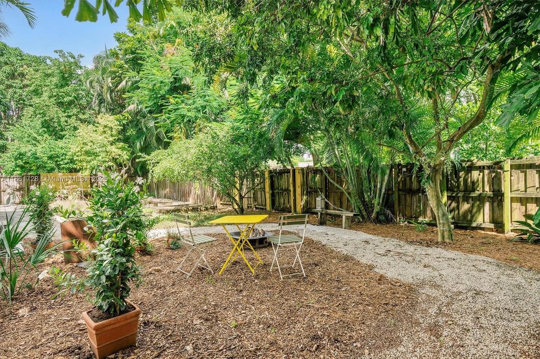 Под контрактом: $1,479,000 (3 спален, 2 ванн, 2197 Квадратных фут)