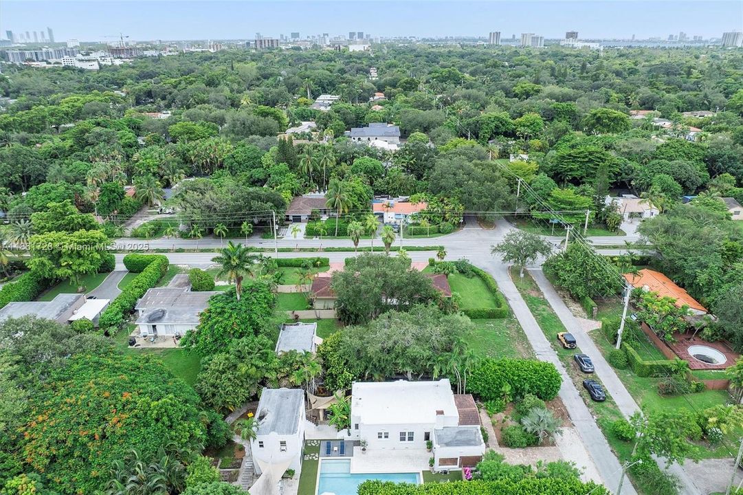 Под контрактом: $1,479,000 (3 спален, 2 ванн, 2197 Квадратных фут)