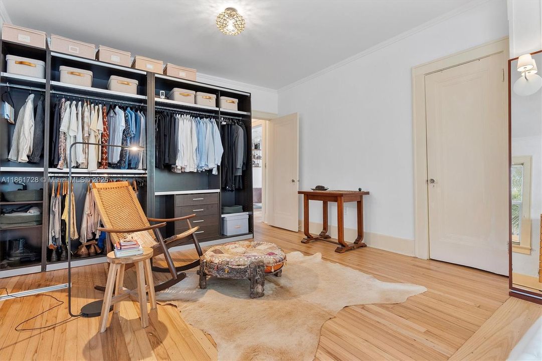 Под контрактом: $1,479,000 (3 спален, 2 ванн, 2197 Квадратных фут)