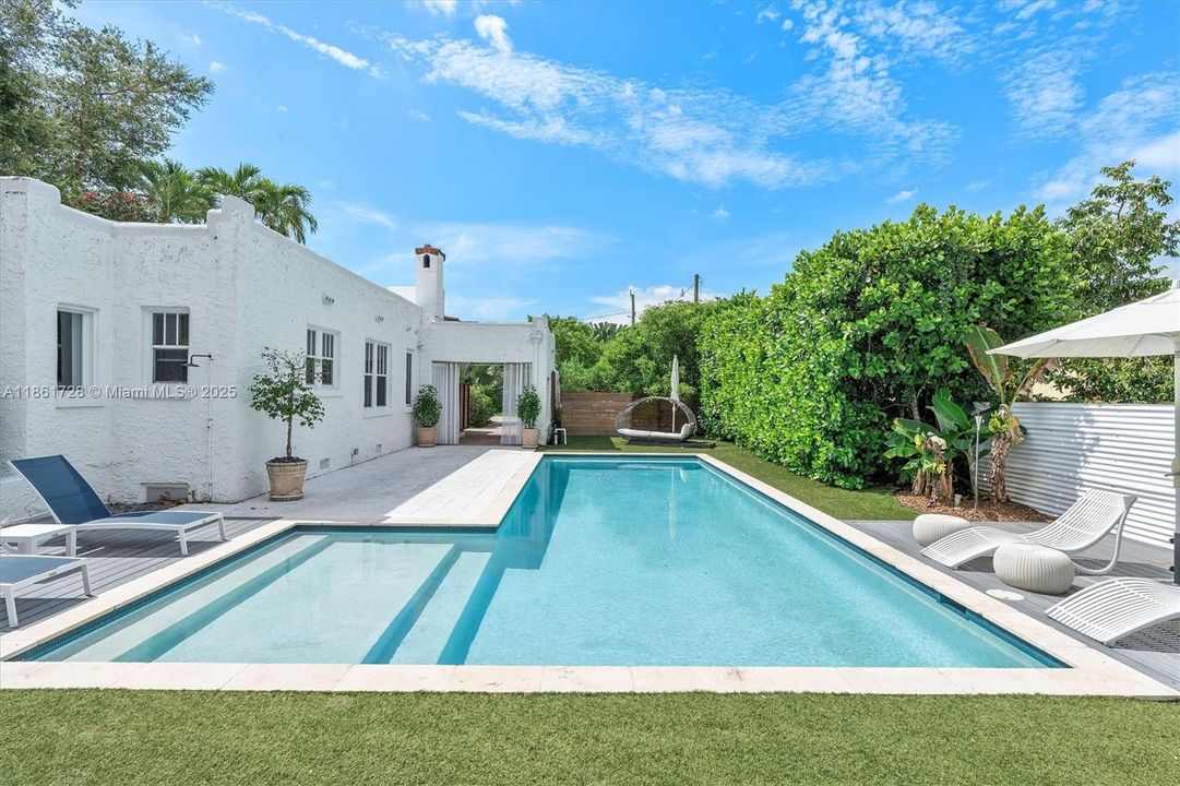 Под контрактом: $1,479,000 (3 спален, 2 ванн, 2197 Квадратных фут)