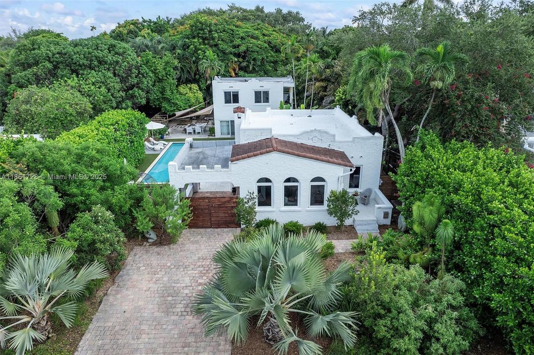 Под контрактом: $1,479,000 (3 спален, 2 ванн, 2197 Квадратных фут)