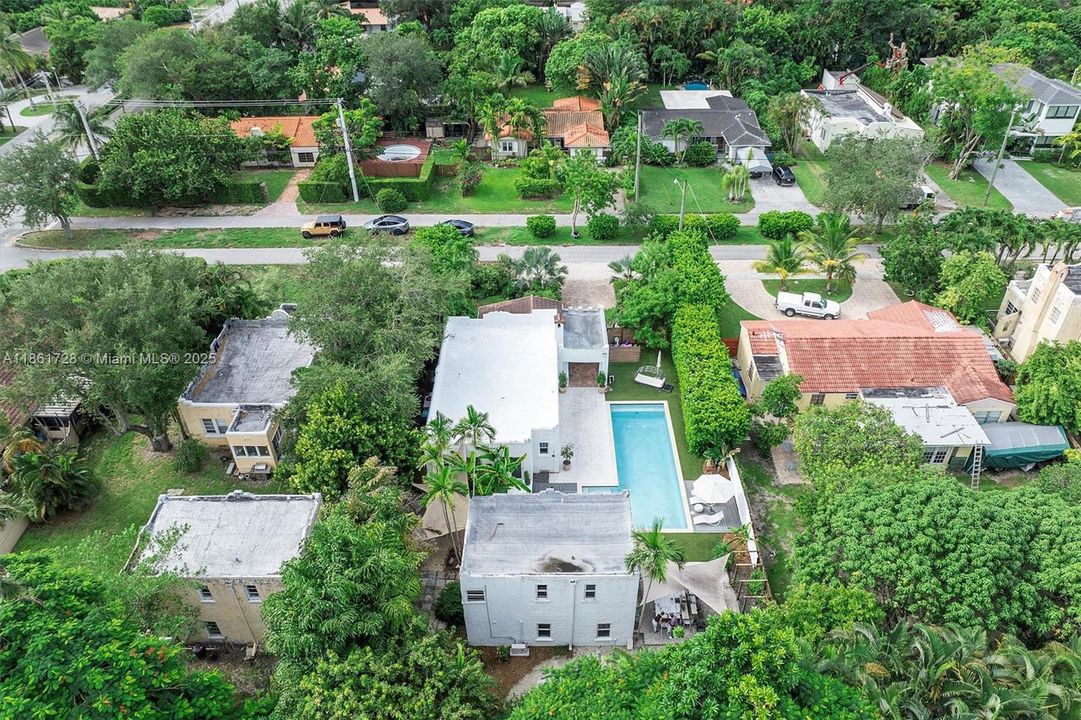 Под контрактом: $1,479,000 (3 спален, 2 ванн, 2197 Квадратных фут)