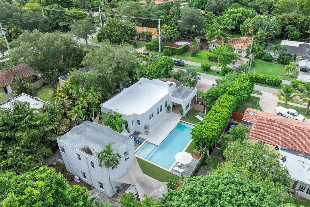 Под контрактом: $1,479,000 (3 спален, 2 ванн, 2197 Квадратных фут)