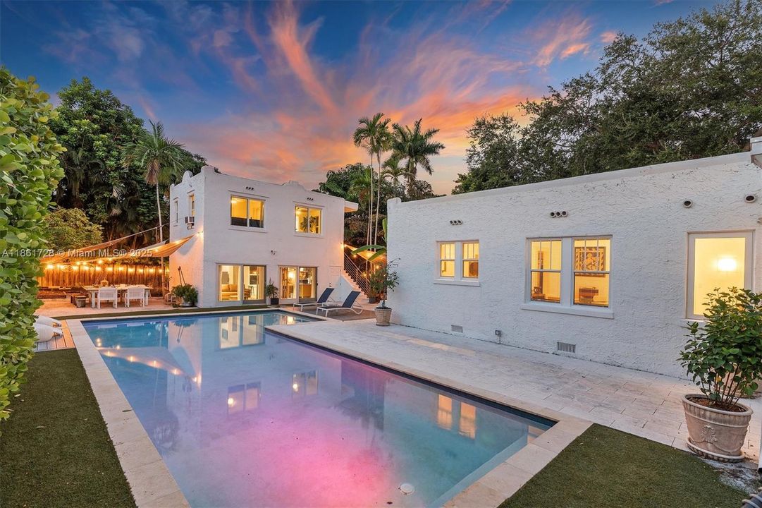 Под контрактом: $1,479,000 (3 спален, 2 ванн, 2197 Квадратных фут)