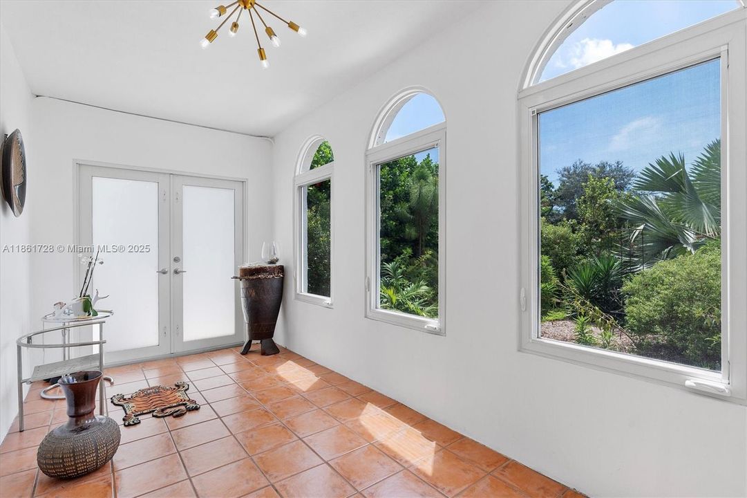 Под контрактом: $1,479,000 (3 спален, 2 ванн, 2197 Квадратных фут)