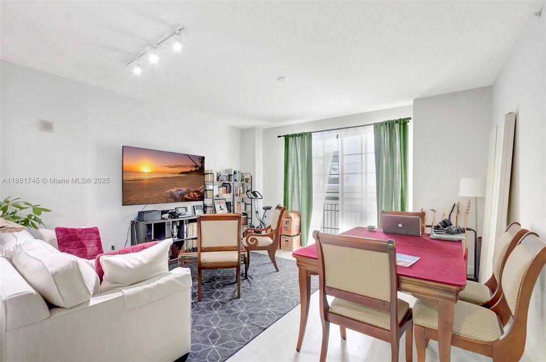 Active With Contract: $339,000 (1 beds, 1 baths, 672 Square Feet)