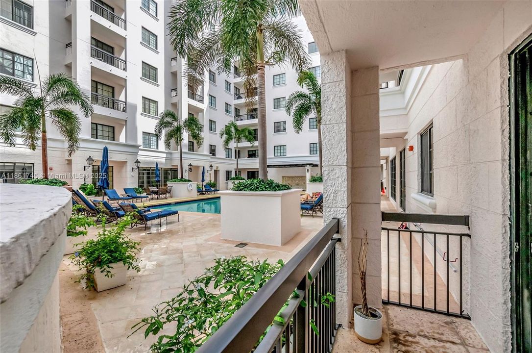 Active With Contract: $339,000 (1 beds, 1 baths, 672 Square Feet)