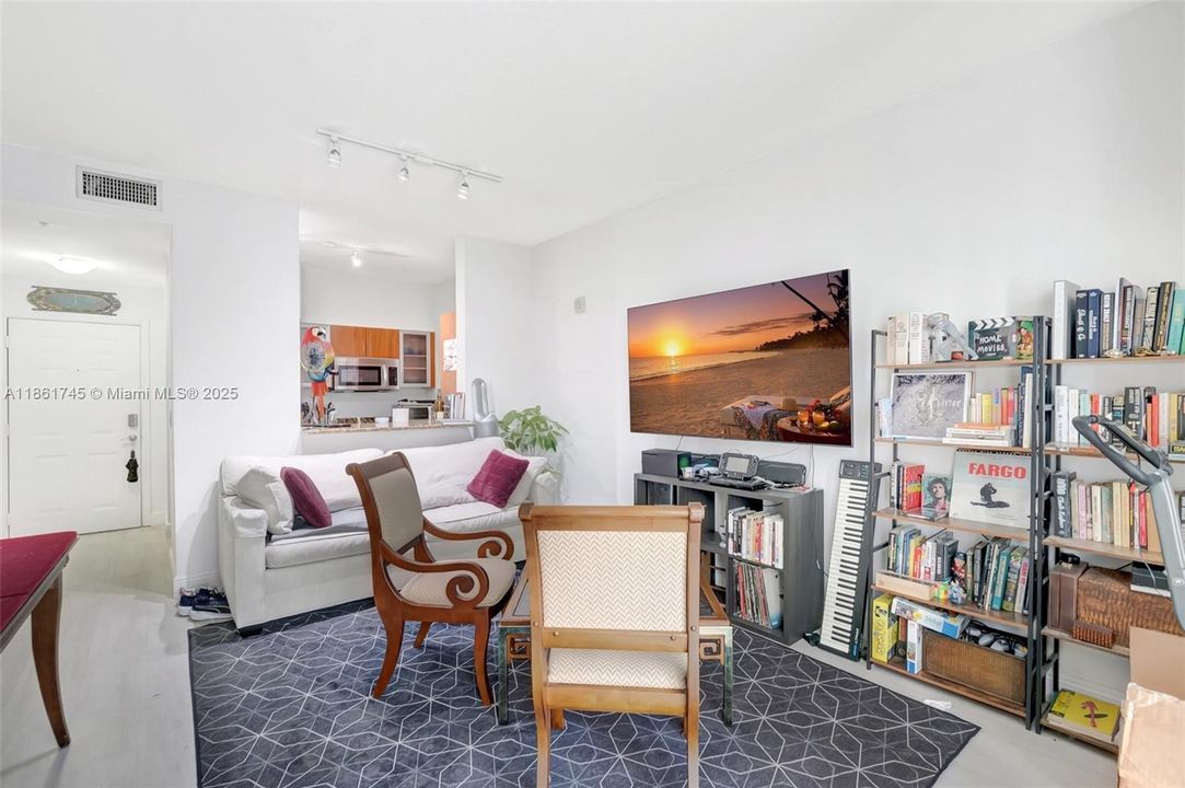 Active With Contract: $339,000 (1 beds, 1 baths, 672 Square Feet)