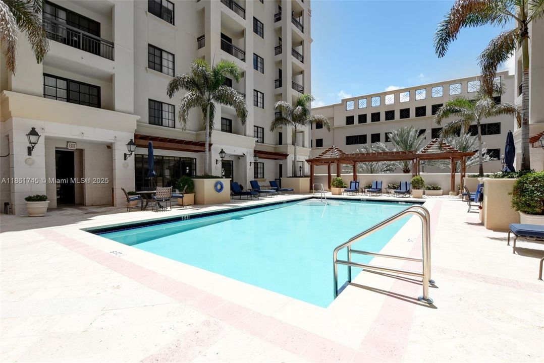 Active With Contract: $339,000 (1 beds, 1 baths, 672 Square Feet)