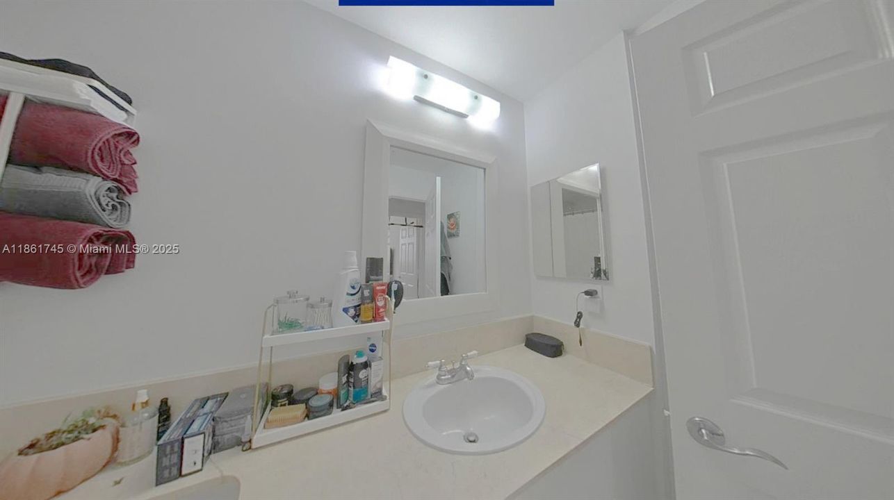 Active With Contract: $339,000 (1 beds, 1 baths, 672 Square Feet)