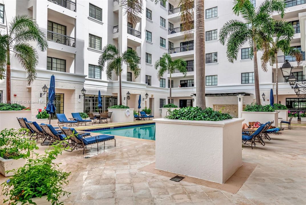 Active With Contract: $339,000 (1 beds, 1 baths, 672 Square Feet)