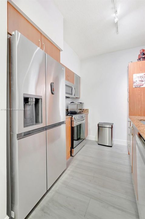 Active With Contract: $339,000 (1 beds, 1 baths, 672 Square Feet)