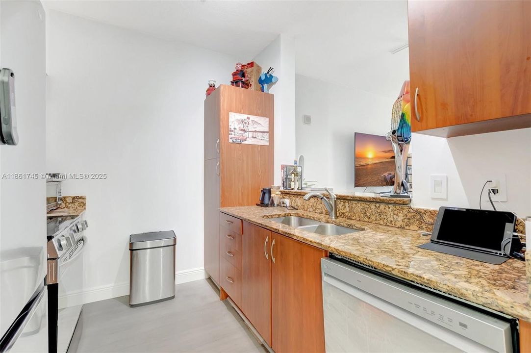 Active With Contract: $339,000 (1 beds, 1 baths, 672 Square Feet)