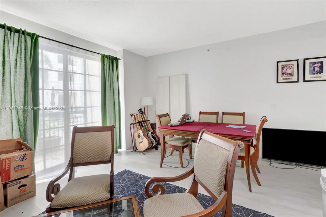 Active With Contract: $339,000 (1 beds, 1 baths, 672 Square Feet)