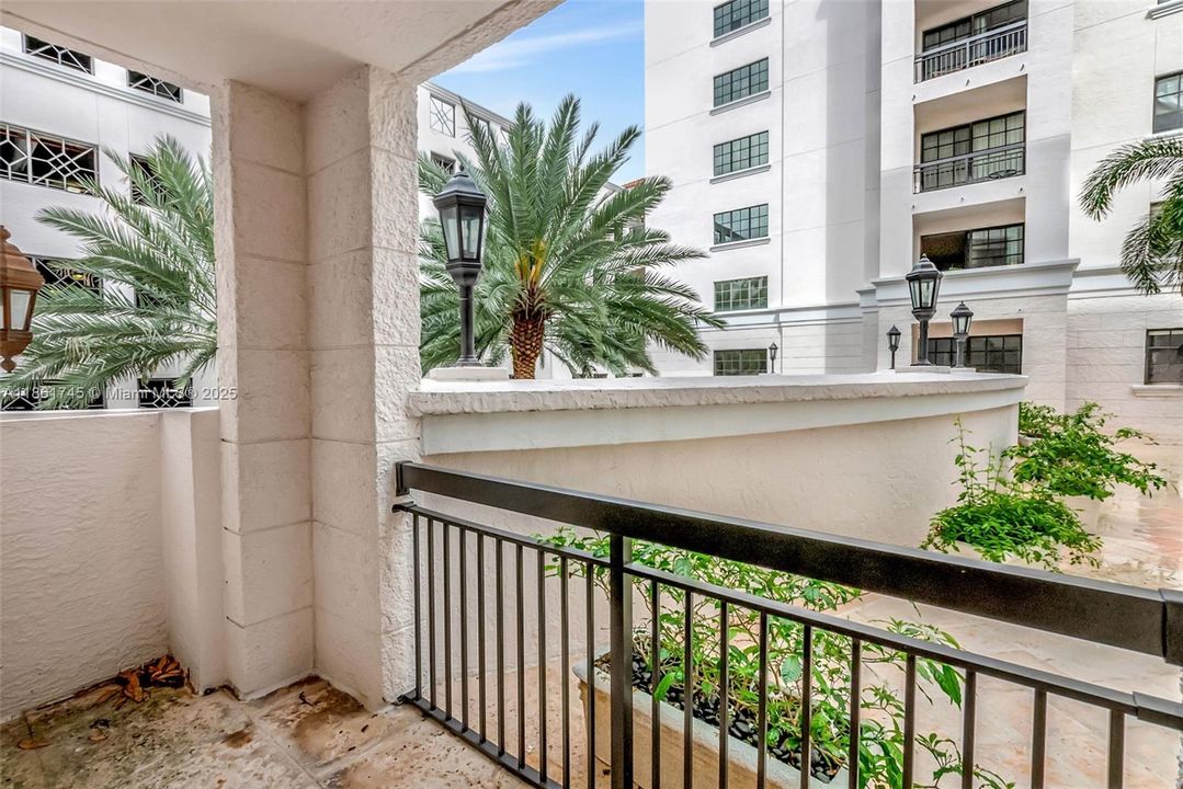 Active With Contract: $339,000 (1 beds, 1 baths, 672 Square Feet)