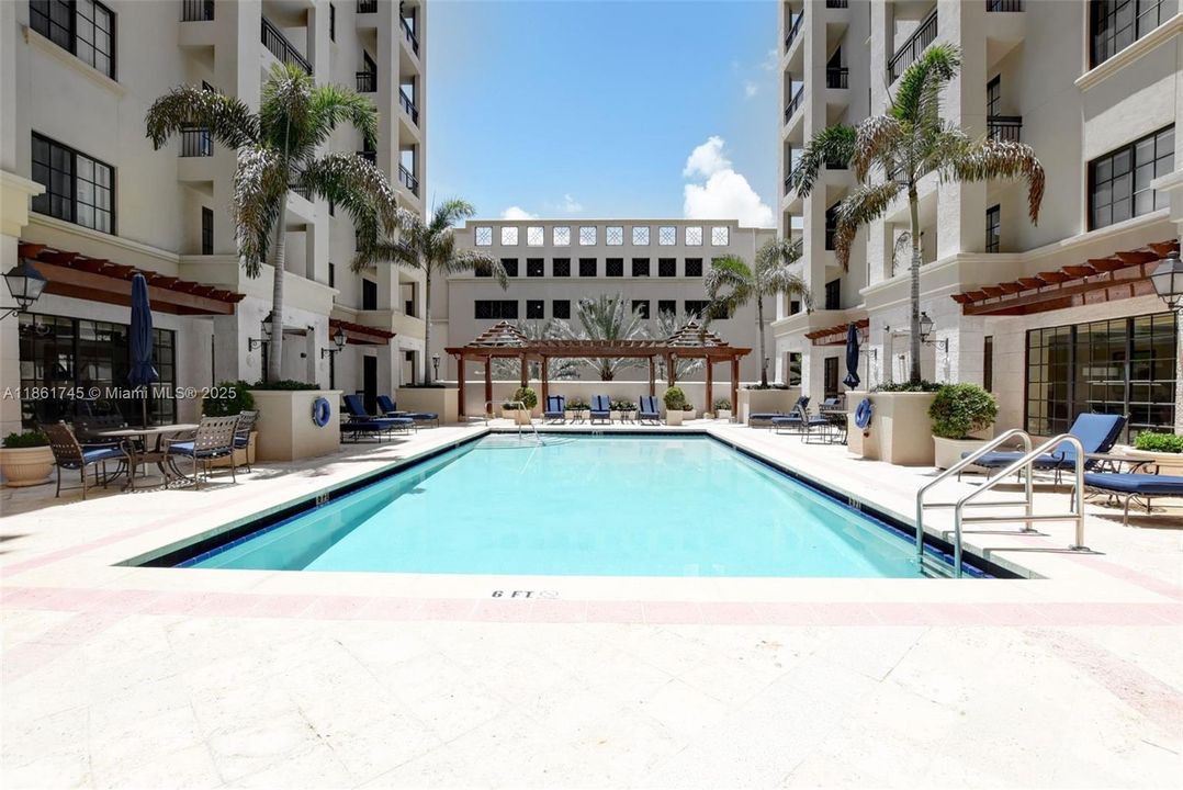 Active With Contract: $339,000 (1 beds, 1 baths, 672 Square Feet)
