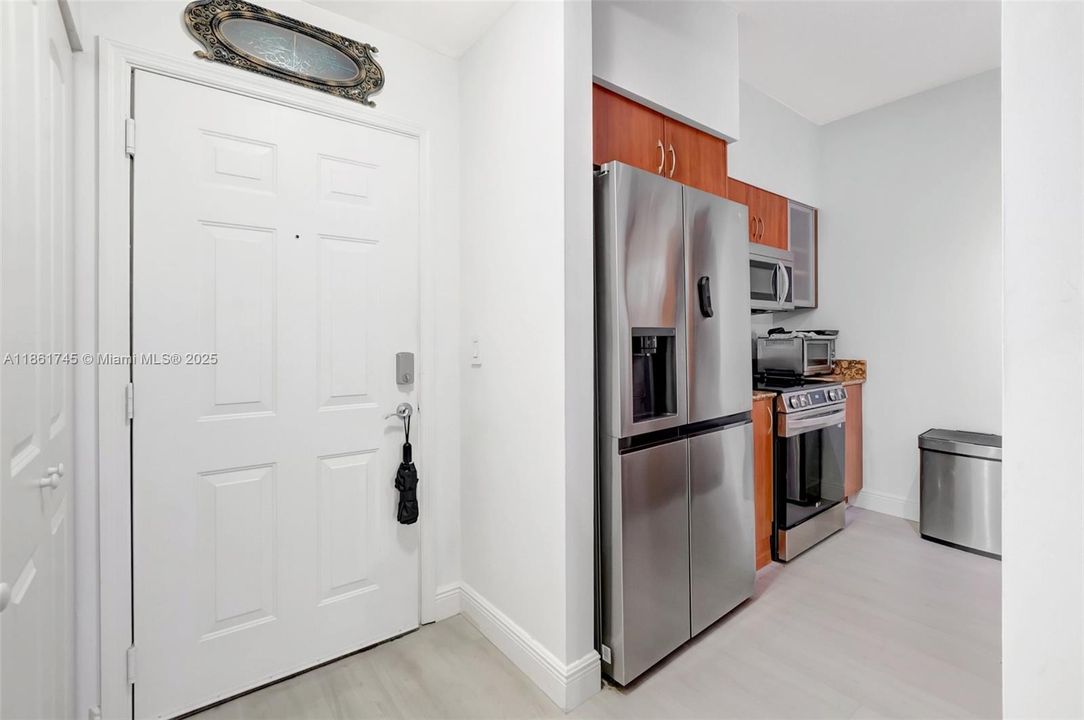 Active With Contract: $339,000 (1 beds, 1 baths, 672 Square Feet)