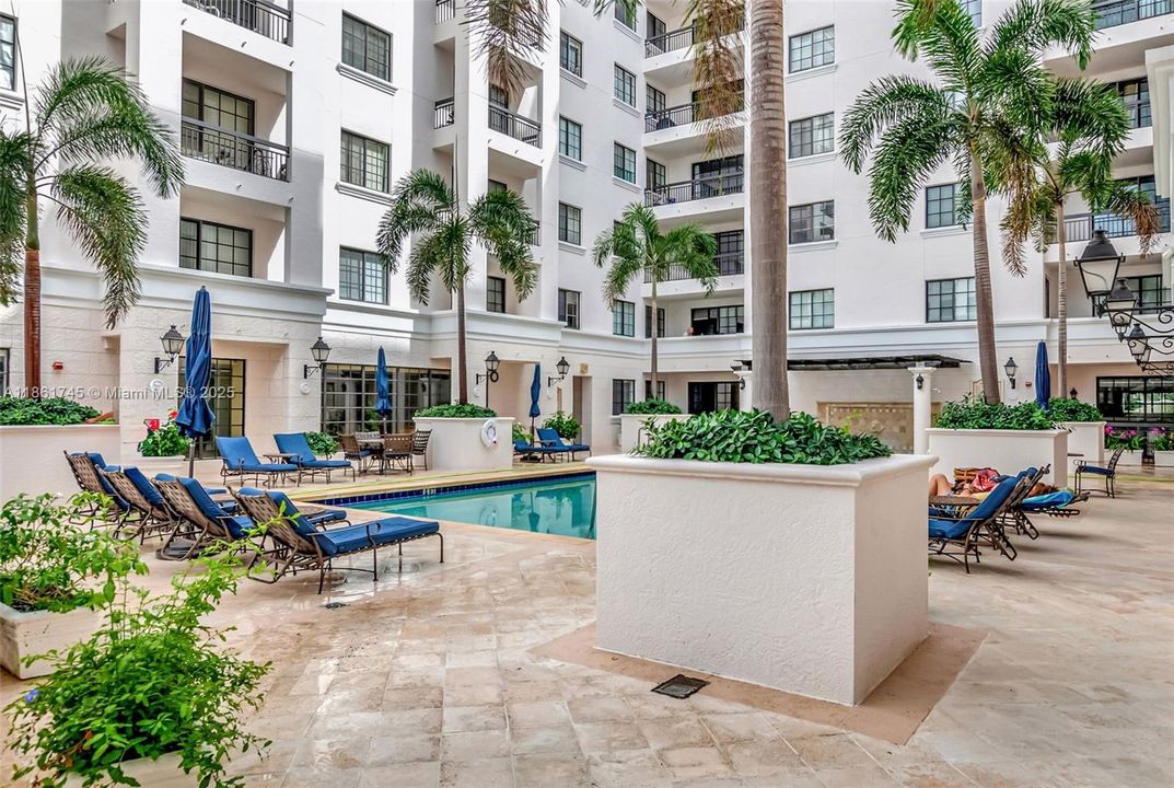 Active With Contract: $339,000 (1 beds, 1 baths, 672 Square Feet)