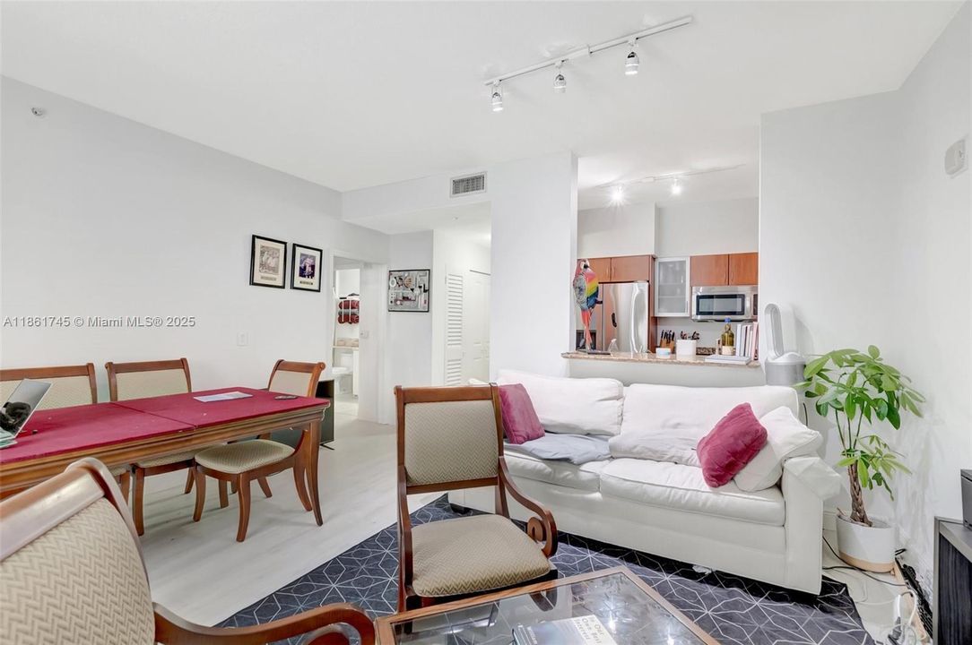 Active With Contract: $339,000 (1 beds, 1 baths, 672 Square Feet)