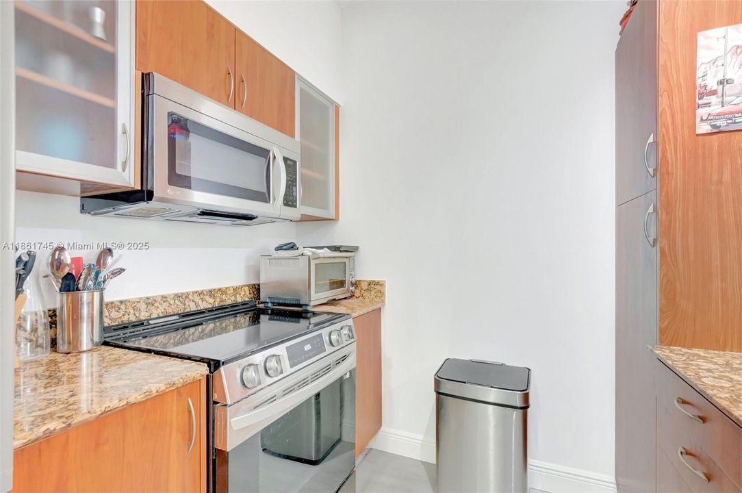 Active With Contract: $339,000 (1 beds, 1 baths, 672 Square Feet)