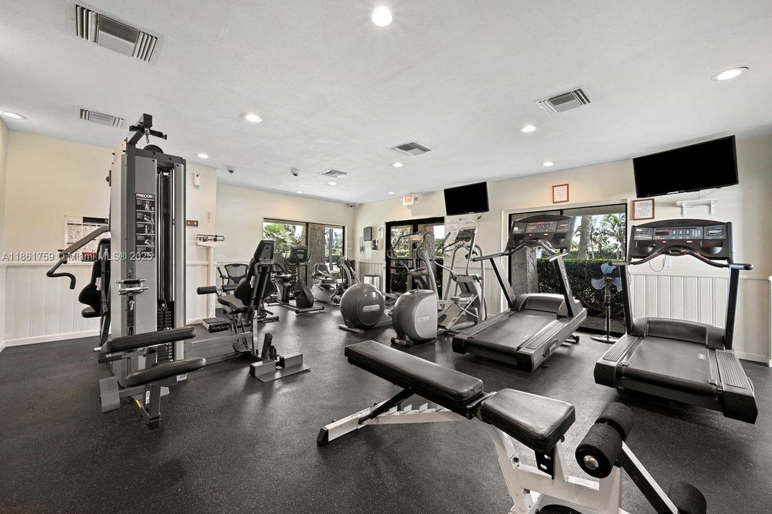 Active With Contract: $399,000 (2 beds, 2 baths, 1023 Square Feet)