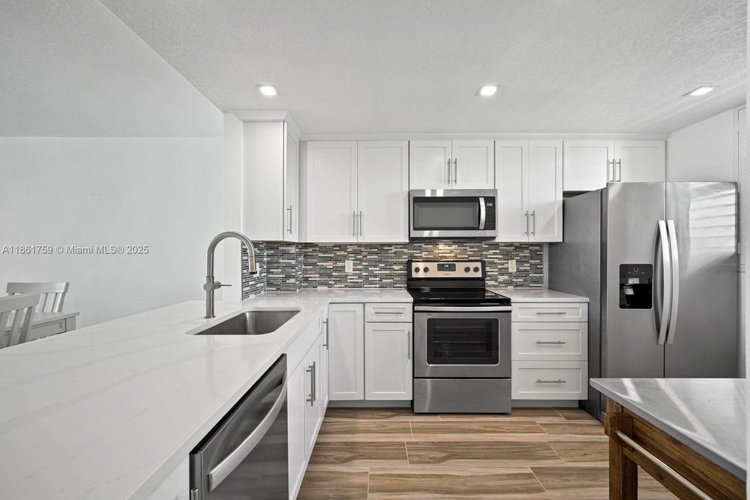 Active With Contract: $399,000 (2 beds, 2 baths, 1023 Square Feet)