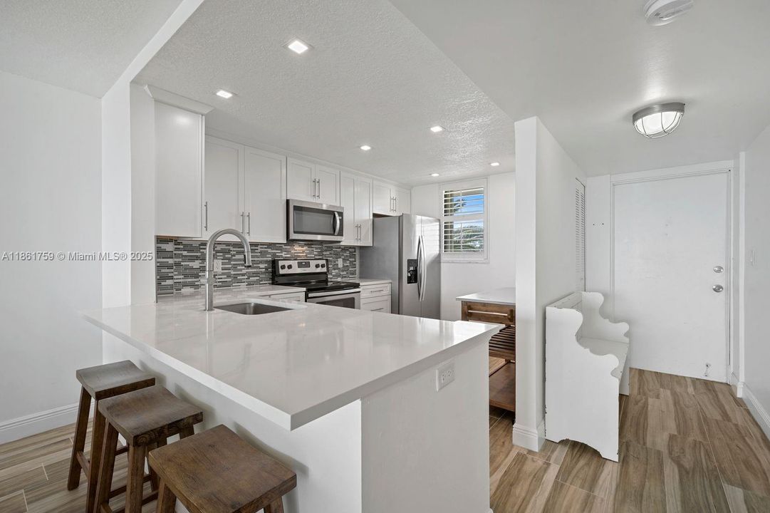 Active With Contract: $399,000 (2 beds, 2 baths, 1023 Square Feet)