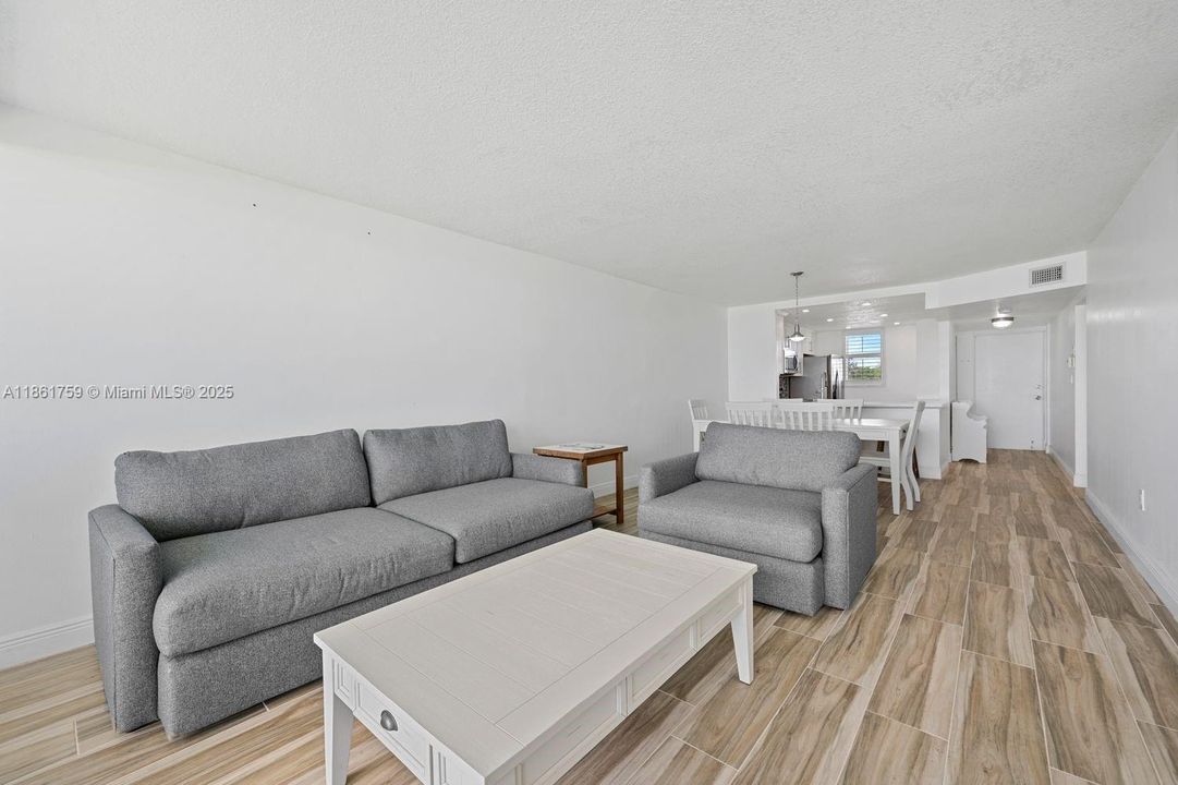 Active With Contract: $399,000 (2 beds, 2 baths, 1023 Square Feet)