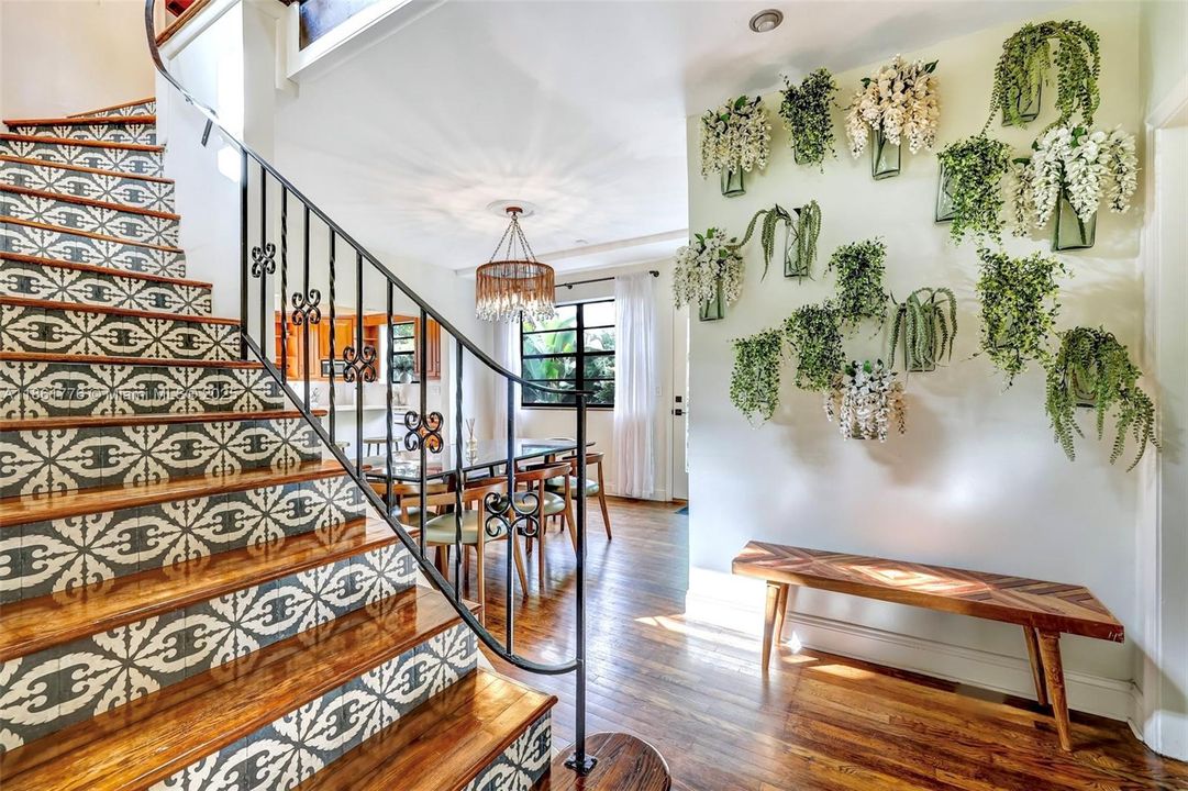 合同活跃: $1,050,000 (4 贝兹, 3 浴室, 2361 平方英尺)