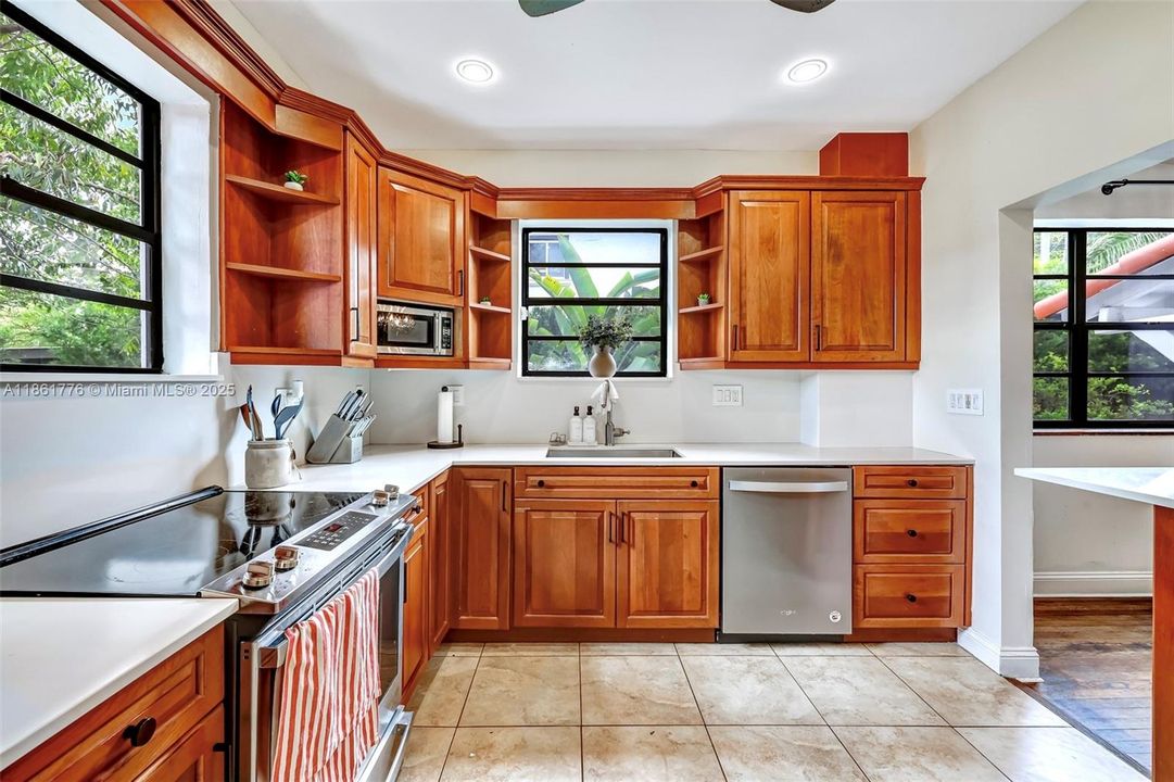 合同活跃: $1,050,000 (4 贝兹, 3 浴室, 2361 平方英尺)