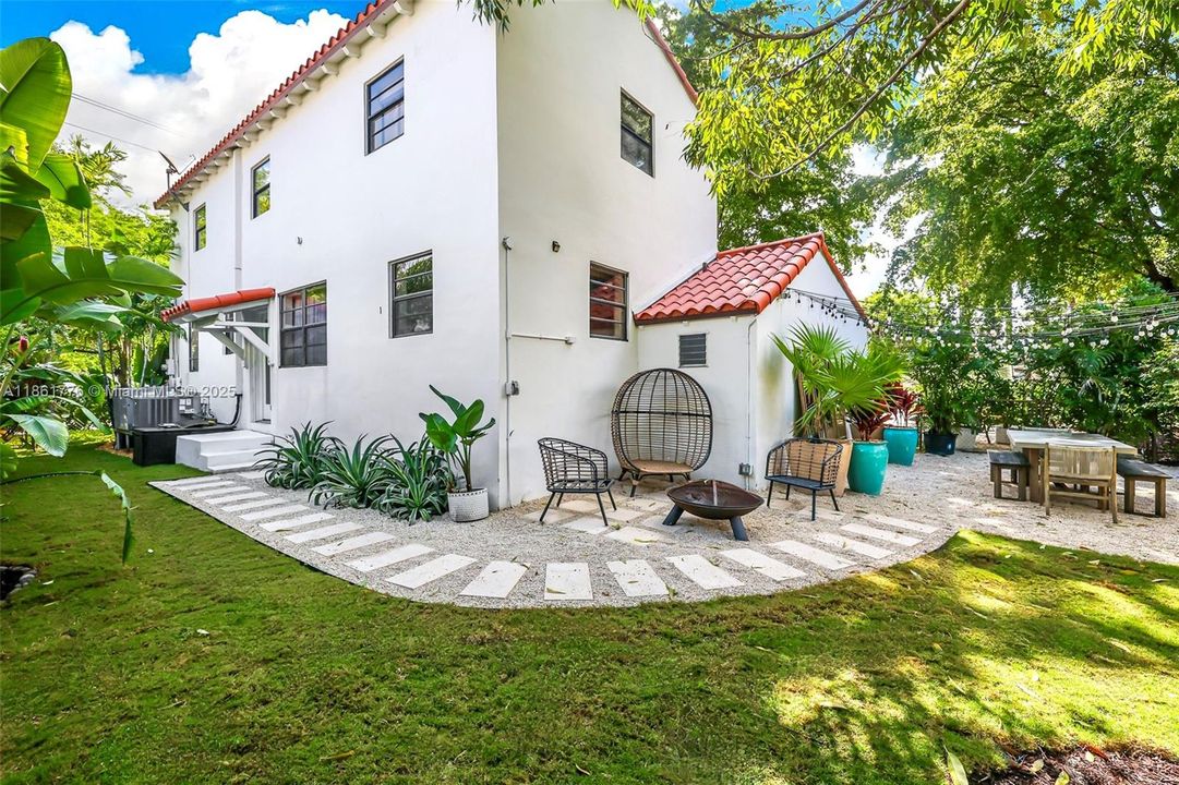 合同活跃: $1,050,000 (4 贝兹, 3 浴室, 2361 平方英尺)