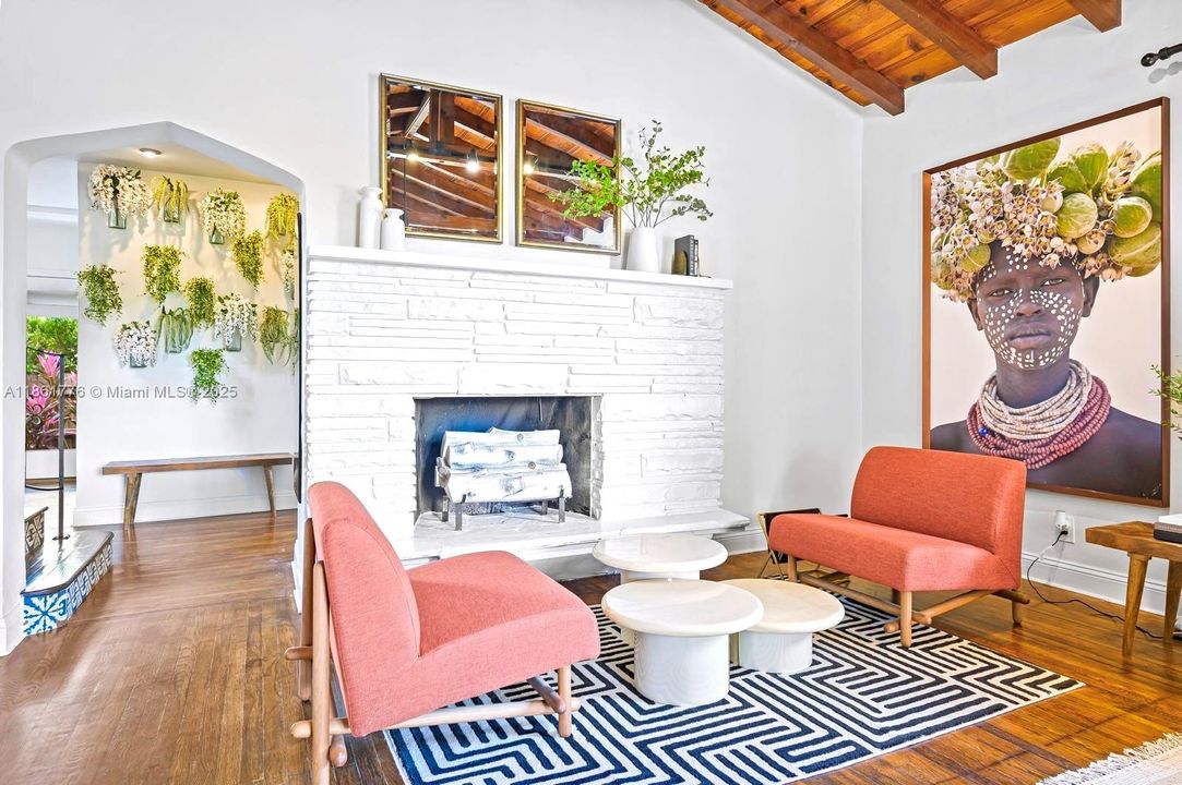 合同活跃: $1,050,000 (4 贝兹, 3 浴室, 2361 平方英尺)