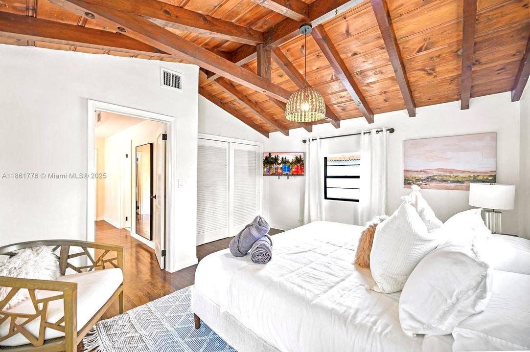 合同活跃: $1,050,000 (4 贝兹, 3 浴室, 2361 平方英尺)