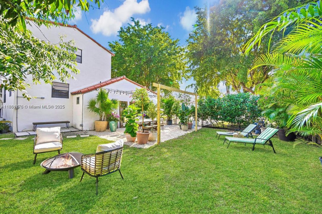 合同活跃: $1,050,000 (4 贝兹, 3 浴室, 2361 平方英尺)